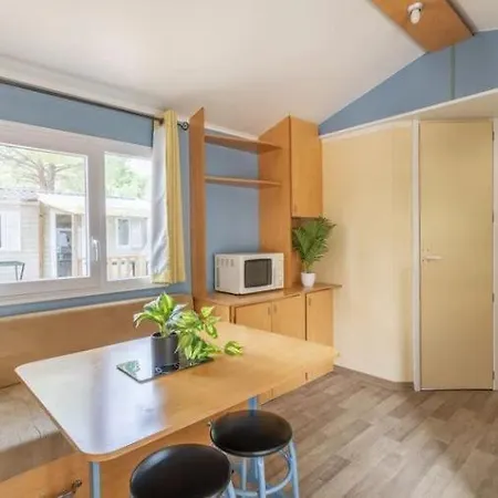Camping 4 Etoiles - Piscine - Ccbfhha 4*